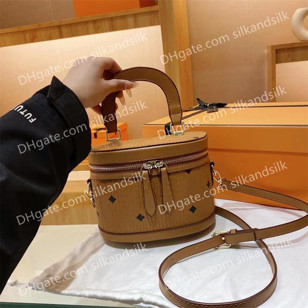 luxury designer small totes handbag cross body bags cosmetic case new lunch boxbag simple lipstick powder portable storage ladies fashion ch
luxury designer small totes handbag cross body bags cosmetic case new lunch boxbag simple lipstick powder portable storage ladies fashion ch
