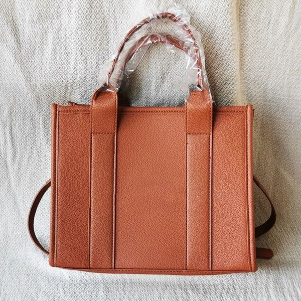 new 2023 luxury designer bag designer bag womens luxurys bags messenger handbag the inside has a waterproof coating for easy handling fashio
new 2023 luxury designer bag designer bag womens luxurys bags messenger handbag the inside has a waterproof coating for easy handling fashio