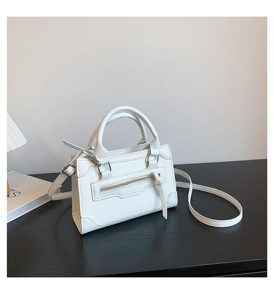 the new korean version is popular with all the fashion western style single shoulder handbag simple casual crossbody bag 05
the new korean version is popular with all the fashion western style single shoulder handbag simple casual crossbody bag 05