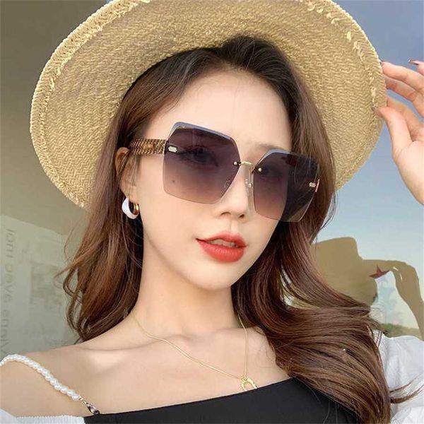 56% off wholesale of sunglasses fashion new gradient women's trimmed frameless sunglasses mesh red large frame glasses, White;black
56% off wholesale of sunglasses fashion new gradient women's trimmed frameless sunglasses mesh red large frame glasses, White;black