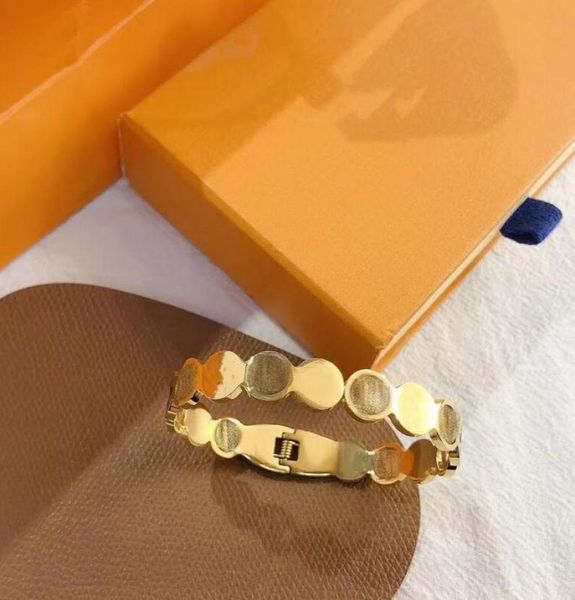designers luxury women bangle temperament letter pierced classic flowers fashion simplicity men womens memorial day g7992230, Black
designers luxury women bangle temperament letter pierced classic flowers fashion simplicity men womens memorial day g7992230, Black