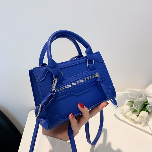 the new korean version is popular with all the fashion western style single shoulder handbag simple casual crossbody bag 02
the new korean version is popular with all the fashion western style single shoulder handbag simple casual crossbody bag 02