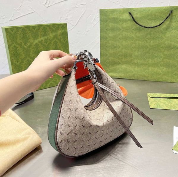 new crescent bag retro crossbody half moon bags women handbags shoulder croissant clutch purse old flower canvas genuine fashion goes with e
new crescent bag retro crossbody half moon bags women handbags shoulder croissant clutch purse old flower canvas genuine fashion goes with e