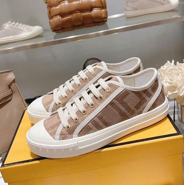 designer luxury sports shoes brand-name shoes nylon high-running shoes suede low-shoes black and white slide-in low-casual shoes with box.
designer luxury sports shoes brand-name shoes nylon high-running shoes suede low-shoes black and white slide-in low-casual shoes with box.
