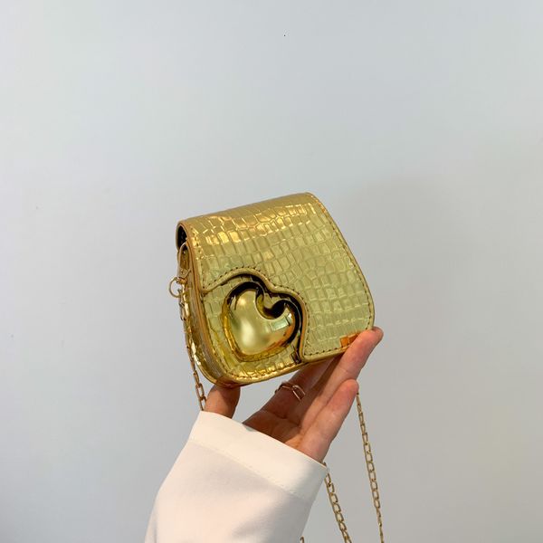evening bags 2023 golden bag summer girls decorative small square fashion messenger women key lipstick shoulder 230729
evening bags 2023 golden bag summer girls decorative small square fashion messenger women key lipstick shoulder 230729