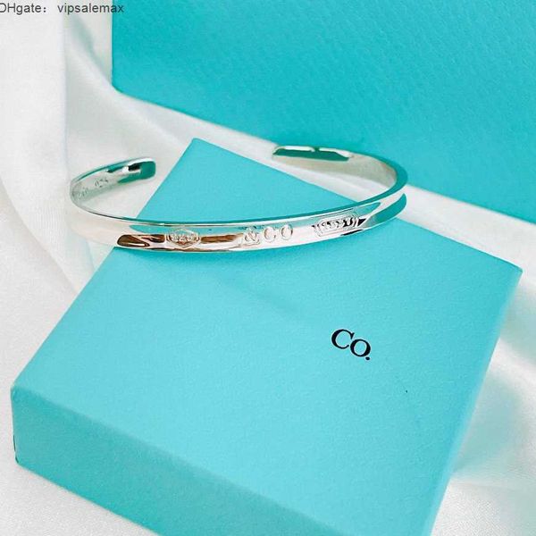 luxury designers bracelet gold bracelet for women stamp engraving letter bracelet fashion elegant jewelry gift birthday gift very beautiful, Black
luxury designers bracelet gold bracelet for women stamp engraving letter bracelet fashion elegant jewelry gift birthday gift very beautiful, Black