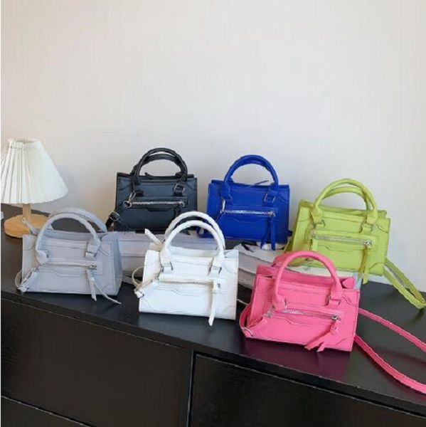 the new korean version is popular with all the fashion western style single shoulder handbag simple casual crossbody bag
the new korean version is popular with all the fashion western style single shoulder handbag simple casual crossbody bag