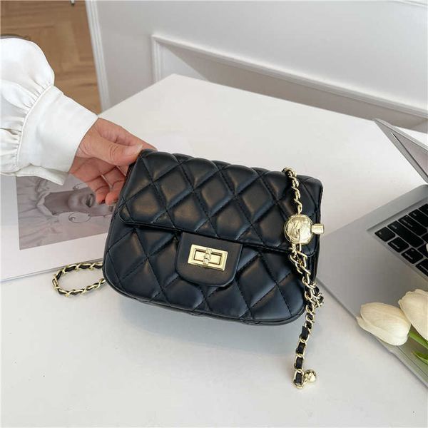 dinner bag new autumn little golden ball fashion women's bag lingge small fragrance chain square single shoulder oblique straddle women
dinner bag new autumn little golden ball fashion women's bag lingge small fragrance chain square single shoulder oblique straddle women