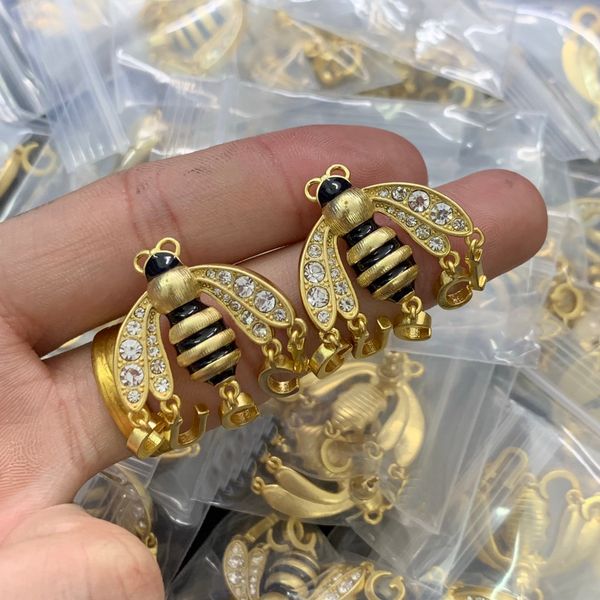 luxury designer silver gold earrings women ear studs earring charm earrings letter ear hoop ladies personality diamond bees eardrops party g, Golden;silver
luxury designer silver gold earrings women ear studs earring charm earrings letter ear hoop ladies personality diamond bees eardrops party g, Golden;silver