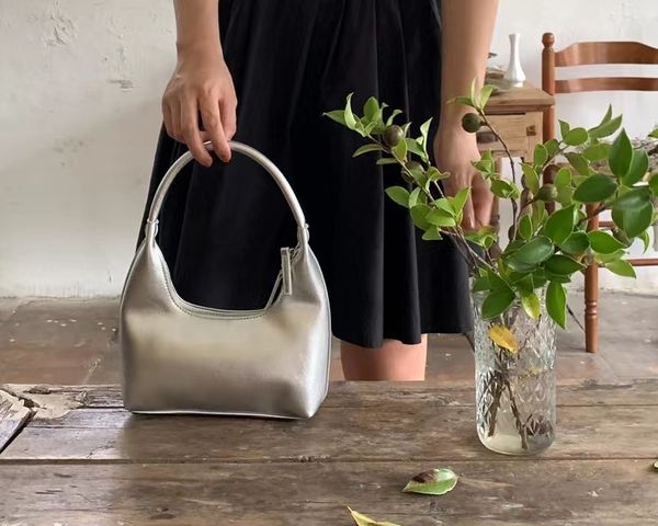 new instagram women's handbag niche design high-grade pillow bag with fashionable patent leather handbag 03
new instagram women's handbag niche design high-grade pillow bag with fashionable patent leather handbag 03