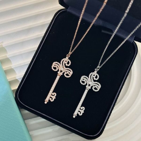 2023 lovely cute pendant necklaces long silver thin stainless steel chain diamonds crystal key design women necklace with dust bag and box
2023 lovely cute pendant necklaces long silver thin stainless steel chain diamonds crystal key design women necklace with dust bag and box