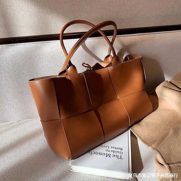 designer bag venetas large capacity bag women shoulder bag popular portable tote bag 0471
designer bag venetas large capacity bag women shoulder bag popular portable tote bag 0471