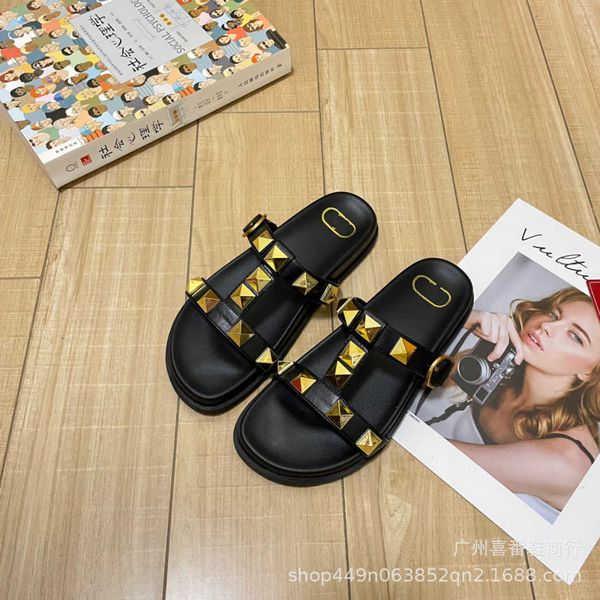 series valentinoz slippers designer sandal v-family large rivet flat bottomed 2023 one line sandal with thick sole original standard women&#
series valentinoz slippers designer sandal v-family large rivet flat bottomed 2023 one line sandal with thick sole original standard women&#