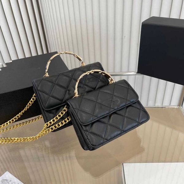 dinner bag lusi the same 2023 new style small fragrance handle waste leather square hand held crossbody mini mouth red
dinner bag lusi the same 2023 new style small fragrance handle waste leather square hand held crossbody mini mouth red