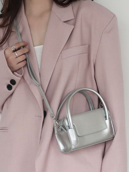 2023 summer new niche design temperament sense small square bag female very simple mini mobile phone mouth red envelope crossbody bag
2023 summer new niche design temperament sense small square bag female very simple mini mobile phone mouth red envelope crossbody bag