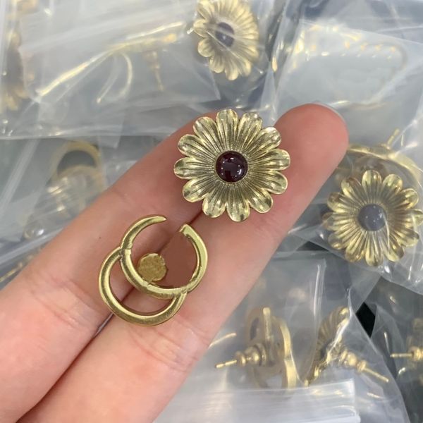 double letter ruby inlaid ear studs earring rhinestone flower temperament fashionable simple earrings jewelry weddings parties gift with box, Golden;silver
double letter ruby inlaid ear studs earring rhinestone flower temperament fashionable simple earrings jewelry weddings parties gift with box, Golden;silver
