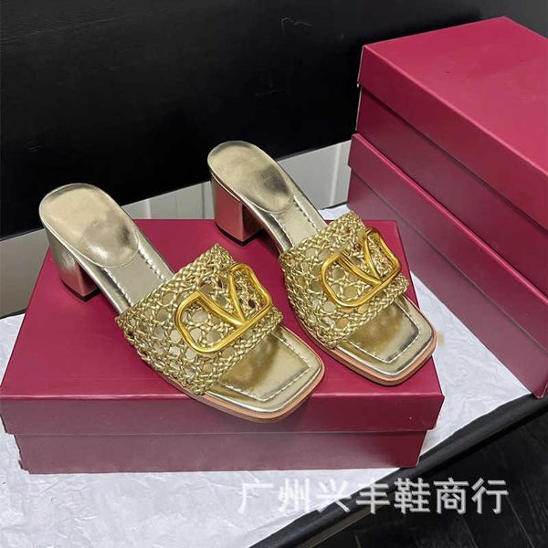 2023 hollow valentinoz slippers designer sandal summer out thick heel high female letter buckle open toe network red versatile fashion women
2023 hollow valentinoz slippers designer sandal summer out thick heel high female letter buckle open toe network red versatile fashion women
