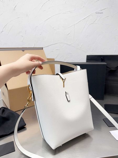 2023 trend crossbody bag bucket bag brand fashion classic leather design hand cross-shoulder bag big-name bag large-capacity bag 735215
2023 trend crossbody bag bucket bag brand fashion classic leather design hand cross-shoulder bag big-name bag large-capacity bag 735215