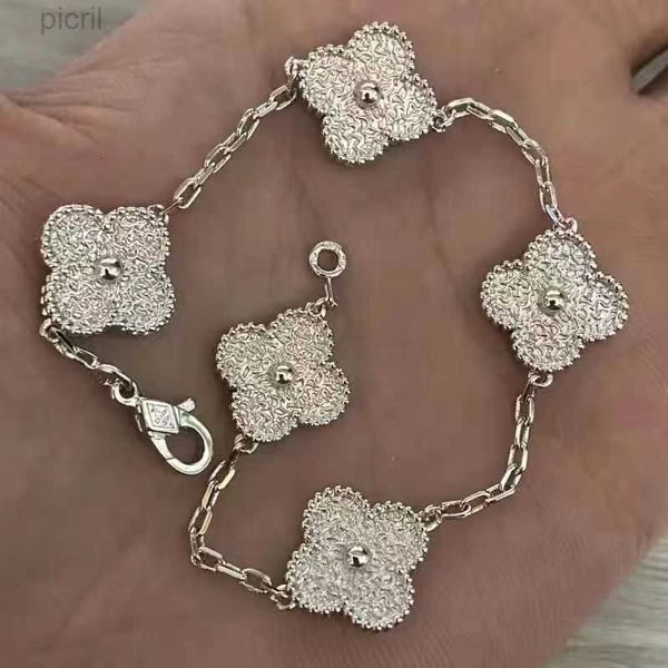 2023 luxury clover designer bracelet pearl 4 pieces 18k gold necklace earrings wedding laser brand charm 53, Golden;silver
2023 luxury clover designer bracelet pearl 4 pieces 18k gold necklace earrings wedding laser brand charm 53, Golden;silver