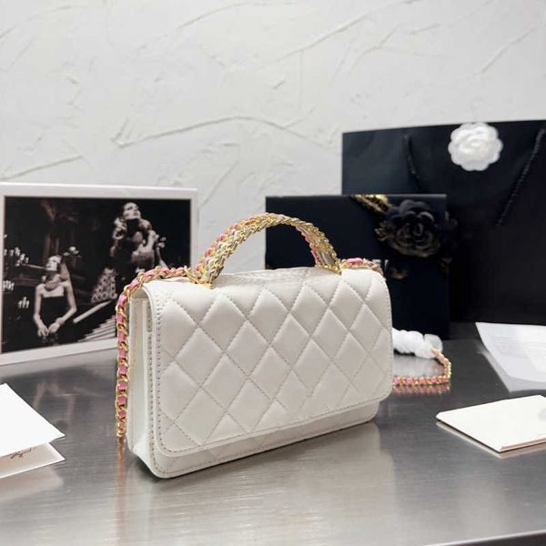 2023 new xiaoxiangfeng leisure sheepskin fate bag letter handle 19woc lingge chain bag crossbody women's bag
2023 new xiaoxiangfeng leisure sheepskin fate bag letter handle 19woc lingge chain bag crossbody women's bag