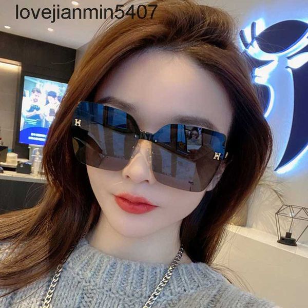 2023 luxury sunglasses factory for sale 23 new style h family letters polarized sunglass framels love horse men and women fashion box, White;black
2023 luxury sunglasses factory for sale 23 new style h family letters polarized sunglass framels love horse men and women fashion box, White;black