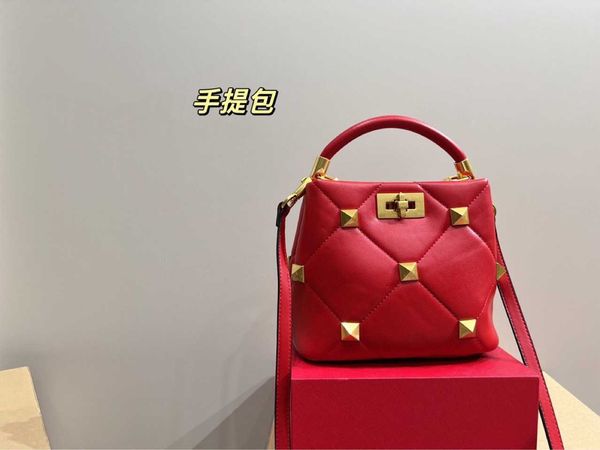 fashion v bag ladies2023 bag for velatninio spring/summer woman bags simple designer bucket bag diamond latch lock knob rivet one shoulder h
fashion v bag ladies2023 bag for velatninio spring/summer woman bags simple designer bucket bag diamond latch lock knob rivet one shoulder h