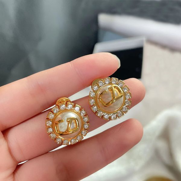 europe and the united states round pearl earrings luxury designer full diamond earrings letter v ladies temperament jewelry diamond wedding, Golden;silver
europe and the united states round pearl earrings luxury designer full diamond earrings letter v ladies temperament jewelry diamond wedding, Golden;silver