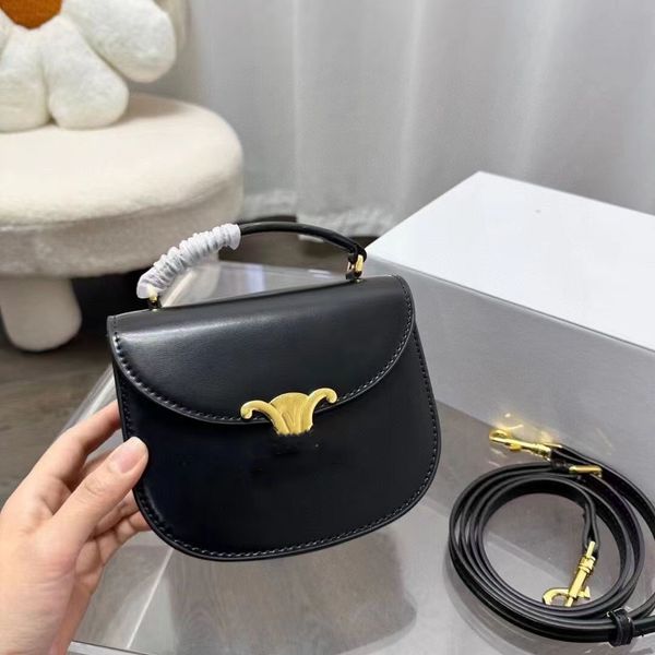 fashion designer women's bag cowhide letter tramp underarm bag mini hand saddle bag leather horizontal chain high quality
fashion designer women's bag cowhide letter tramp underarm bag mini hand saddle bag leather horizontal chain high quality