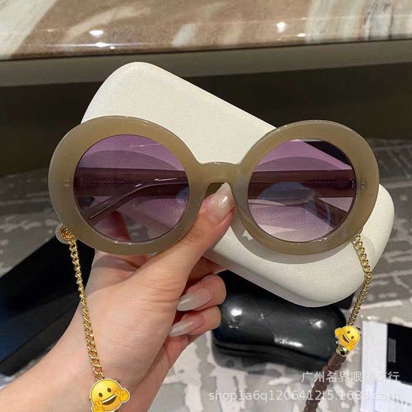 2023 new xiaoxiang network red same style female round frame milk green sunglasses with pearl chain, Black
2023 new xiaoxiang network red same style female round frame milk green sunglasses with pearl chain, Black