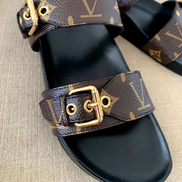 2023 designer woman sandal bom slipper luxury dia flat mule man canvas leather 2 strap with shoes gold-tone slide buckles eather platform la, Black
2023 designer woman sandal bom slipper luxury dia flat mule man canvas leather 2 strap with shoes gold-tone slide buckles eather platform la, Black