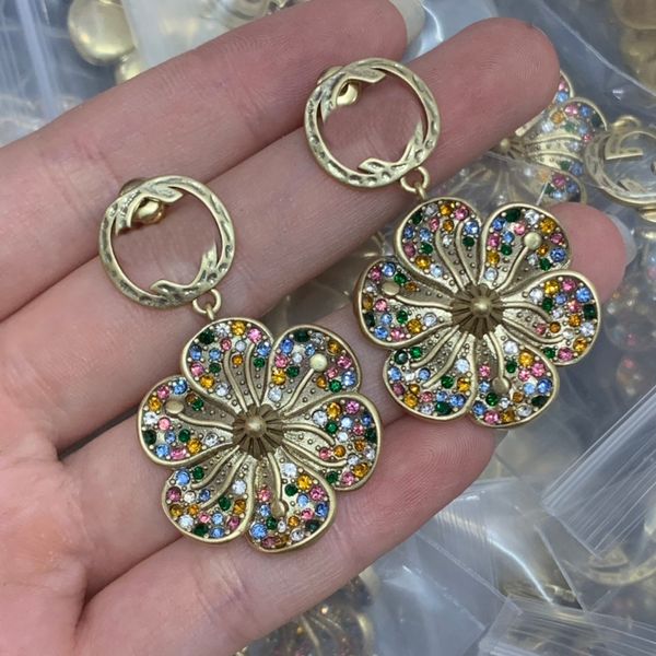 colored diamonds crystal flower dangle charm earrings for woman ear studs earring trend couple wedding birthday gifts fashion jewelry with b, Golden;silver
colored diamonds crystal flower dangle charm earrings for woman ear studs earring trend couple wedding birthday gifts fashion jewelry with b, Golden;silver