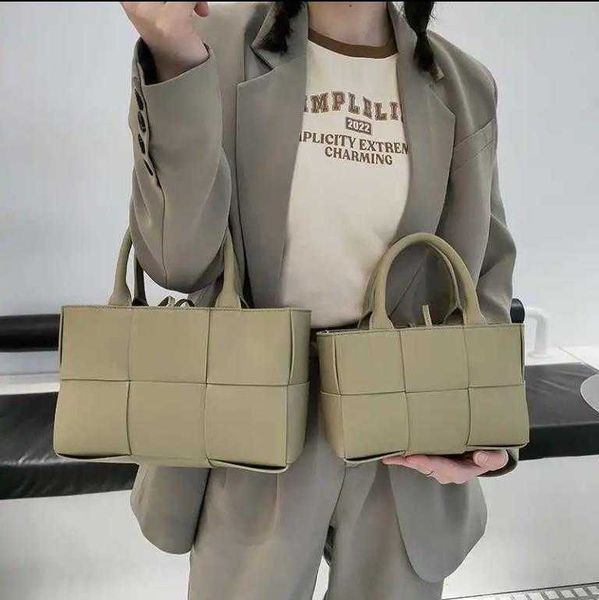 aa authentic bottegasveneta arco tote bag genuine leather handbags womens handheld bags italy brandname elegant outdoor bags large capacity
aa authentic bottegasveneta arco tote bag genuine leather handbags womens handheld bags italy brandname elegant outdoor bags large capacity