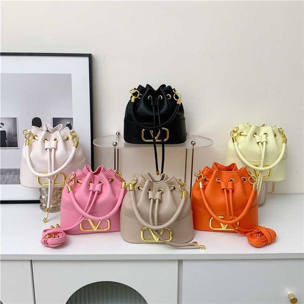 woman velatninio ladiesnew designer bags bag food for basket large capacity bucket fashion simple 2023 portable shoulder crossbody
woman velatninio ladiesnew designer bags bag food for basket large capacity bucket fashion simple 2023 portable shoulder crossbody