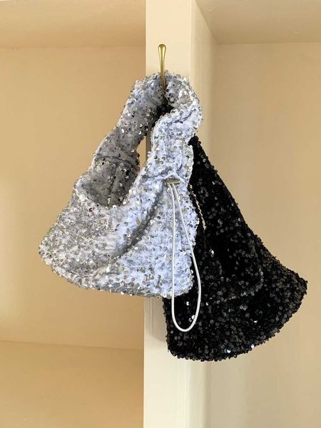handbag 2023 new niche fashion korean blingbling handbag black sequin cloud 230731
handbag 2023 new niche fashion korean blingbling handbag black sequin cloud 230731