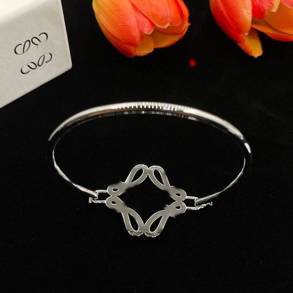 fashionable pattern with diamond embellishment temperament bracelet with a bright 18k foreign style high-end simple and luxurious bracelet, Silver
fashionable pattern with diamond embellishment temperament bracelet with a bright 18k foreign style high-end simple and luxurious bracelet, Silver