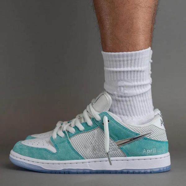 2023 authentic april skateboards low shoes metallic silver turbo green men women sports sneakers with original box size us5.5-13
2023 authentic april skateboards low shoes metallic silver turbo green men women sports sneakers with original box size us5.5-13