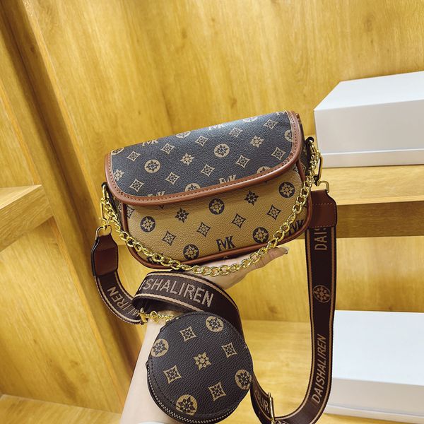 factory wholesale ladies shoulder bag 2 colors street pop plug-in coin purse flip letter printed handbag daily joker color matching leather
factory wholesale ladies shoulder bag 2 colors street pop plug-in coin purse flip letter printed handbag daily joker color matching leather