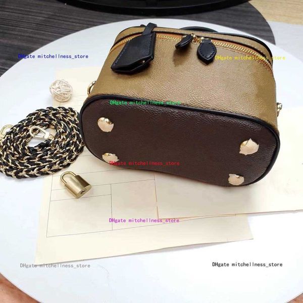 designer fashion women mini beauty case grooming essential with weaved strap cosmetic bag large capacity easy to carry can be packed
designer fashion women mini beauty case grooming essential with weaved strap cosmetic bag large capacity easy to carry can be packed