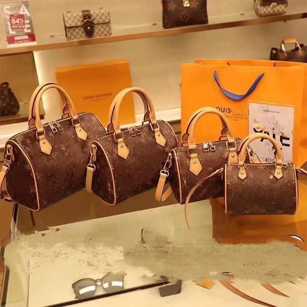 designer letter women coin purse famous brand female pillow bag one-shoulder portable messenger cylinder bags luxury design ladies totes pur, Red;black
designer letter women coin purse famous brand female pillow bag one-shoulder portable messenger cylinder bags luxury design ladies totes pur, Red;black