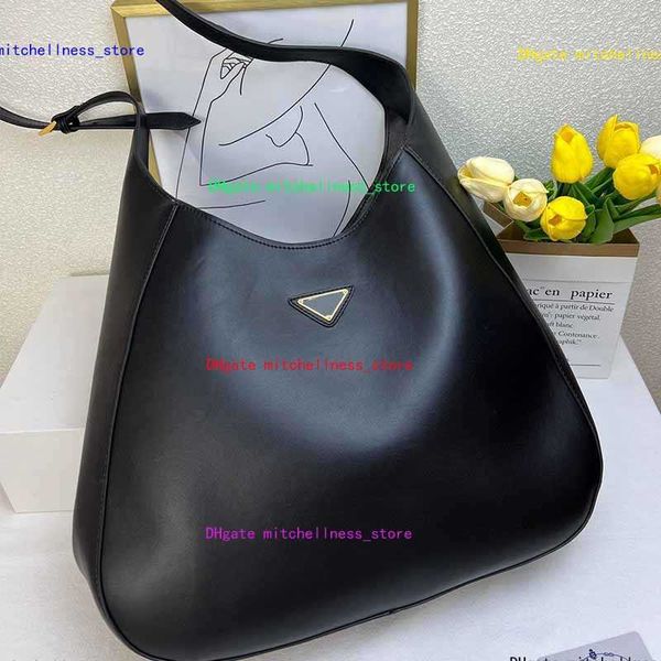 designer crossbody bag lady's handbag large capacity tote shoulder bag made of cowhide wallet soft feel triangle alphabet shopping purs
designer crossbody bag lady's handbag large capacity tote shoulder bag made of cowhide wallet soft feel triangle alphabet shopping purs