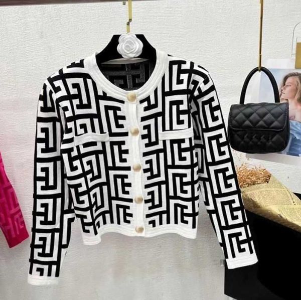 2023 fashion designer womens sweaters cardigan crew neck hoodies striped knitted long sleeve women high street elements knitting coats, White;black
2023 fashion designer womens sweaters cardigan crew neck hoodies striped knitted long sleeve women high street elements knitting coats, White;black