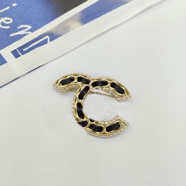2023 luxury quality charm brooch with black genuine leather and diamond have box stamp in 18k gold plated ps7772a, Golden
2023 luxury quality charm brooch with black genuine leather and diamond have box stamp in 18k gold plated ps7772a, Golden