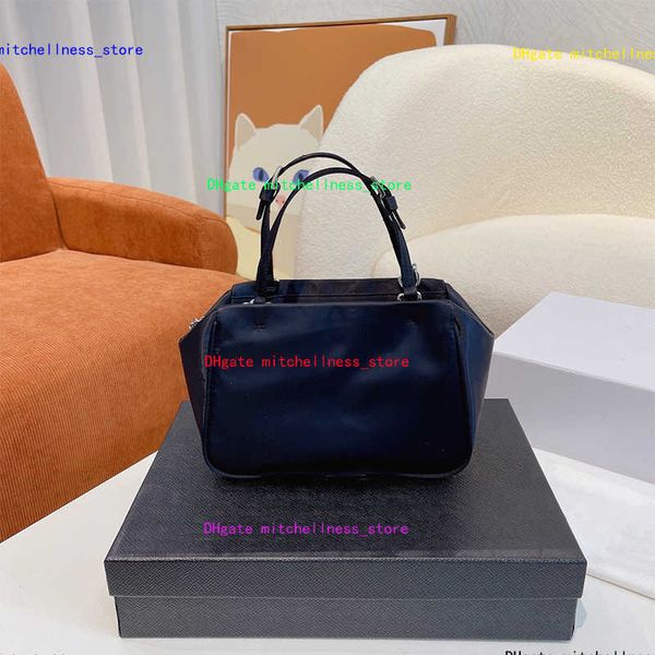 2022 designer silk fabric shoulder bag high-end hardware handbag large capacity commuter party luxury wallet women's versatile
2022 designer silk fabric shoulder bag high-end hardware handbag large capacity commuter party luxury wallet women's versatile