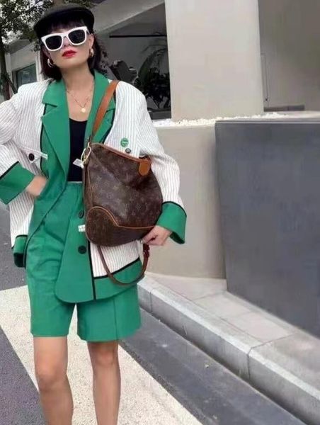 designer large capacity tote package luxurious handbags purses floral letter women tote bag large capacity leather shoulder bags daily trave
designer large capacity tote package luxurious handbags purses floral letter women tote bag large capacity leather shoulder bags daily trave