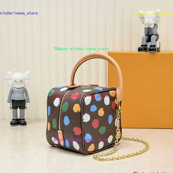 dice cosmetic bag chain shoulder bags handbag purse classic letter print genuine leather hand shank zipper open dot decoration lady clutch
dice cosmetic bag chain shoulder bags handbag purse classic letter print genuine leather hand shank zipper open dot decoration lady clutch