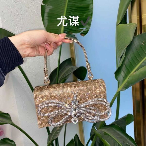 gold shiny imperfect bowknot diamond embedding small square bag dinner pearl mobile phone bag handheld bag crossbody bag girl 230401
gold shiny imperfect bowknot diamond embedding small square bag dinner pearl mobile phone bag handheld bag crossbody bag girl 230401