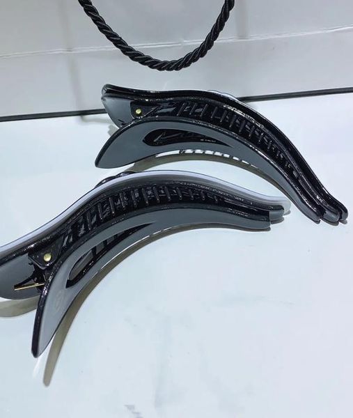 12x3cm fashion black and white acrylic shark clip claw clips hairpin for ladies favorite headdress jewelry accessories vip gifts9233032, Golden;silver
12x3cm fashion black and white acrylic shark clip claw clips hairpin for ladies favorite headdress jewelry accessories vip gifts9233032, Golden;silver