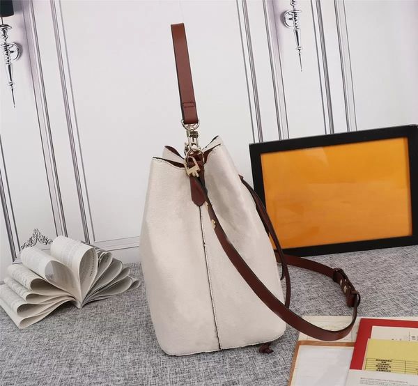 bb escale bucket handbag luxury empreinte bag high-quality designer handbags wallets ladies genuine leather shoulder and crossbody imprint f, Black;red
bb escale bucket handbag luxury empreinte bag high-quality designer handbags wallets ladies genuine leather shoulder and crossbody imprint f, Black;red