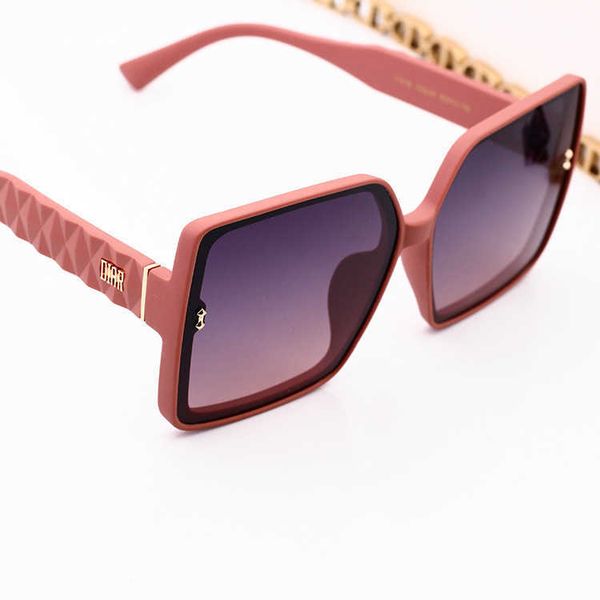 2022 new fashion large frame trend street pgraphy polarizers women's sunglasses, White;black
2022 new fashion large frame trend street pgraphy polarizers women's sunglasses, White;black