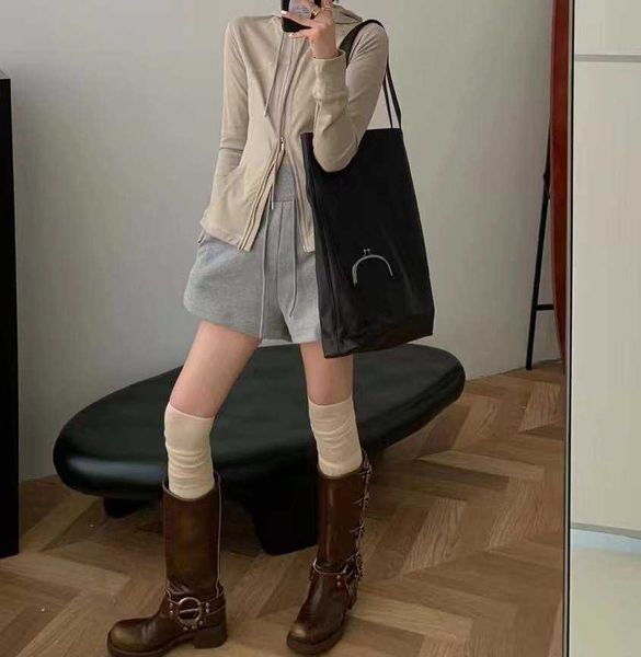 net red fashion versatile dark punk motorcycle tote bucket clip design handheld shoulder bag for women 230401
net red fashion versatile dark punk motorcycle tote bucket clip design handheld shoulder bag for women 230401